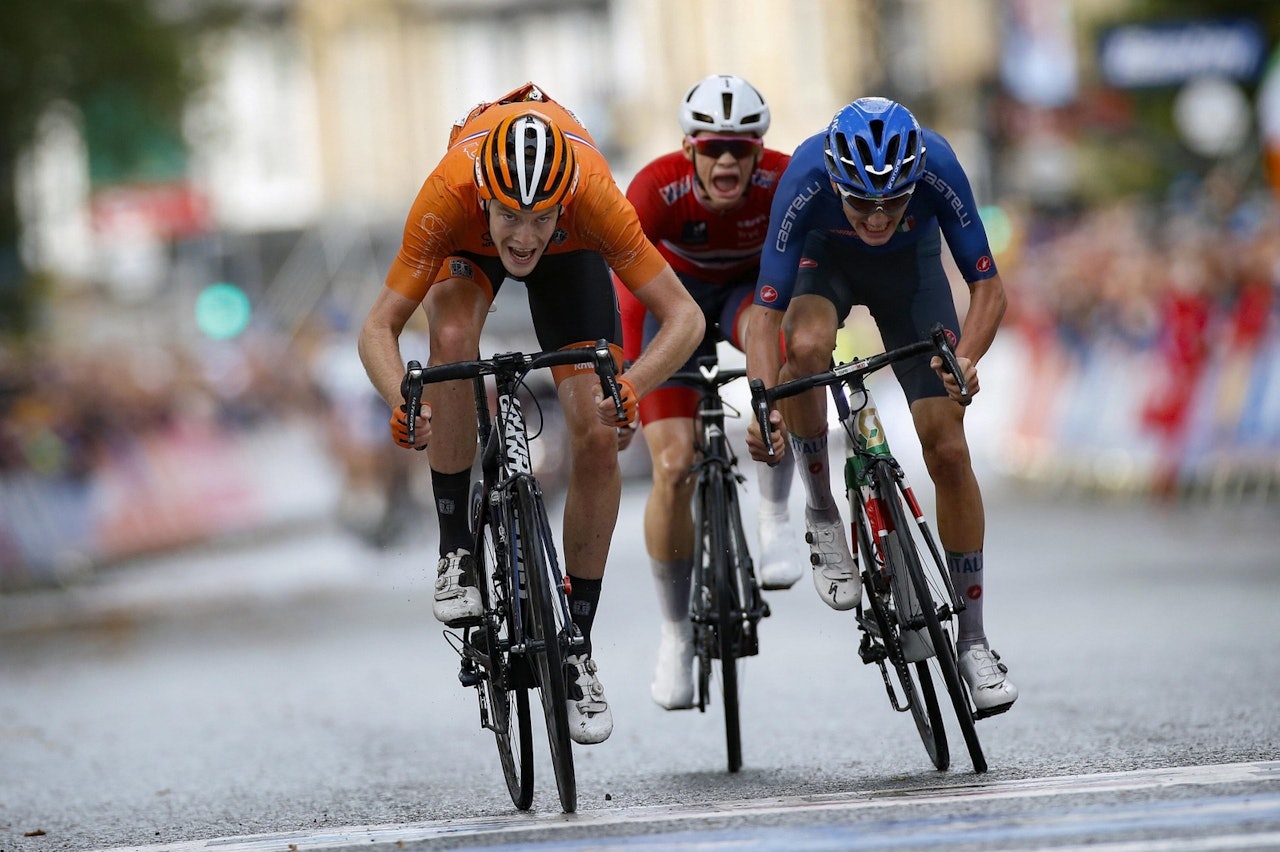 SJETTEPLASS: Her sykler Vegard Stokke (midten) inn til tidenes beste norske resultat i en VM-fellesstart for junior med sin sjetteplass i dagens ritt under VM i Yorkshire i England. Foto: Cor Vos SJETTEPLASS: Her sykler Vegard Stokke (midten) inn til tidenes beste norske resultat i en VM-fellesstart for junior med sin sjetteplass i dagens ritt under VM i Yorkshire i England. Foto: Cor Vos