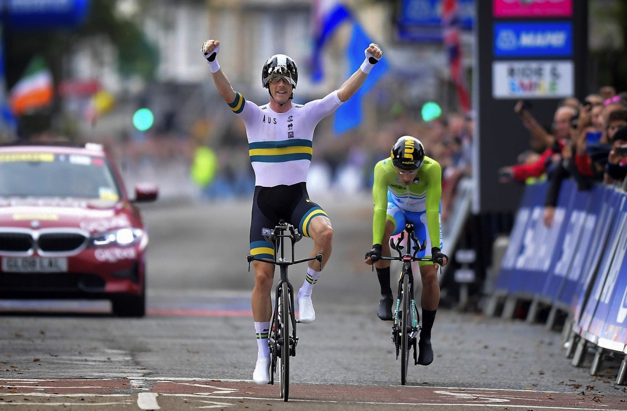 FORNØYD FYR: Rohan Dennis kunne juble for en ny verdensmestertittel, mens Primoz Roglic depper etter å ha blitt tatt igjen med tre minutter. Foto: Cor Vos.  FORNØYD FYR: Rohan Dennis kunne juble for en ny verdensmestertittel, mens Primoz Roglic depper etter å ha blitt tatt igjen med tre minutter. Foto: Cor Vos.