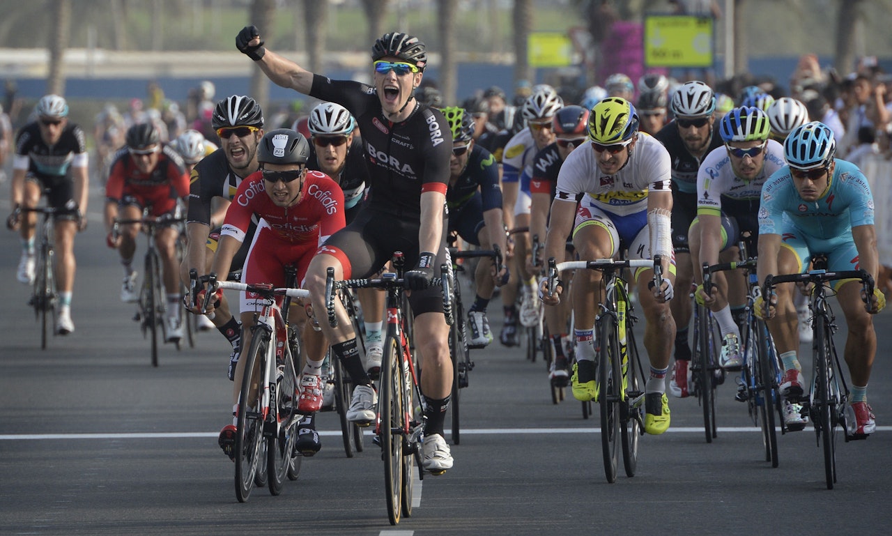 RASK IRE: Sam Bennett spurtslo Alexander Kristoff på dagens etappe, her fra Tour of Qatar tidligere i år. Foto: Cor Vos. RASK IRE: Sam Bennett spurtslo Alexander Kristoff på dagens etappe, her fra Tour of Qatar tidligere i år. Foto: Cor Vos.