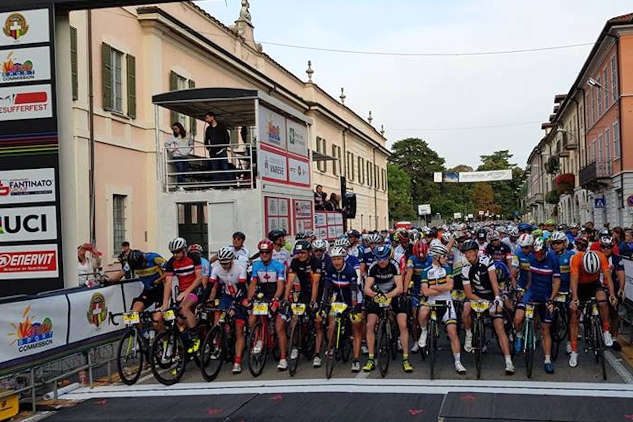 VM-SØLV: Jørn Fjeldavlie (foran til venstre) tok sølv på fellesstarten i masters-VM i Italia, og sikret Norges eneste medalje i øvelsen. Foto: UCI