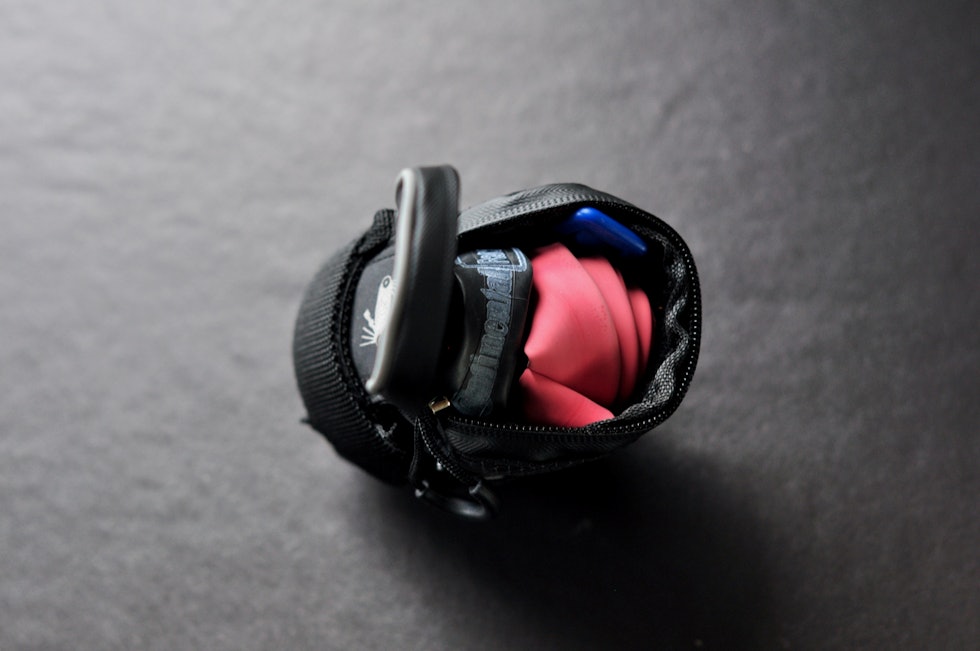 STAPPET: Du ønsker at setevesken er helt full. Da skrangler ikke innholdet rundt. Her Lezyne Micro Caddy med en latex-slange, en lettvektsslange, dekkspak og miniverktøy. Seteveskeinnhold