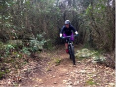 PÅ STI: Kaja har tørr grunn under hjulene. PÅ STI: Kaja har tørr grunn under hjulene.