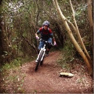 PÅ STI: Kaja og Trude har tørr grunn under hjulene. PÅ STI: Kaja og Trude har tørr grunn under hjulene.