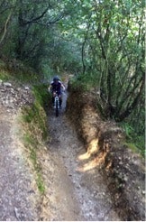 PÅ STI: Kaja og Trude har tørr grunn under hjulene. PÅ STI: Kaja og Trude har tørr grunn under hjulene.