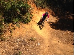 PÅ STI: Kaja og Trude har tørr grunn under hjulene. PÅ STI: Kaja og Trude har tørr grunn under hjulene.