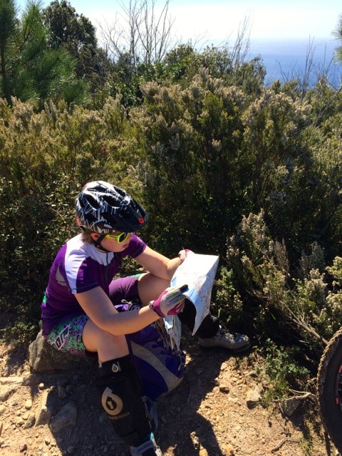 KARTLESER: Trude sjekker at hun og Kaja er på rett spor. KARTLESER: Trude sjekker at hun og Kaja er på rett spor.