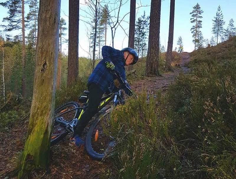 Teodor Lamø-Lundsbakken i aksjon på en av stiene han og kompisene har tilrettelagt. Foto: Sarah Myrseth Lamø Teodor - foto Sarah Myrseth Lamø 800x