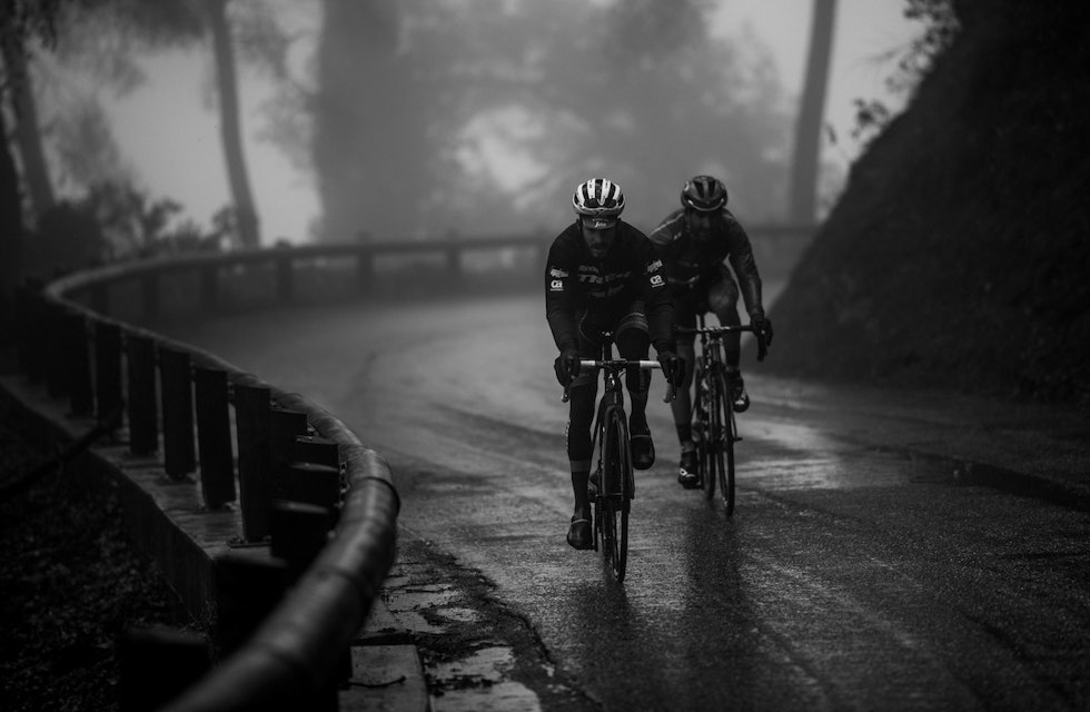 KALD DAG: Julien Bernard og Tiago Machado - med regnjakke på, Paris- Nice 2018. Illustrasjonsfoto: Kristof Ramon. KALD DAG: Julien Bernard og Tiago Machado - med regnjakke på, Paris- Nice 2018. Illustrasjonsfoto: Kristof Ramon.