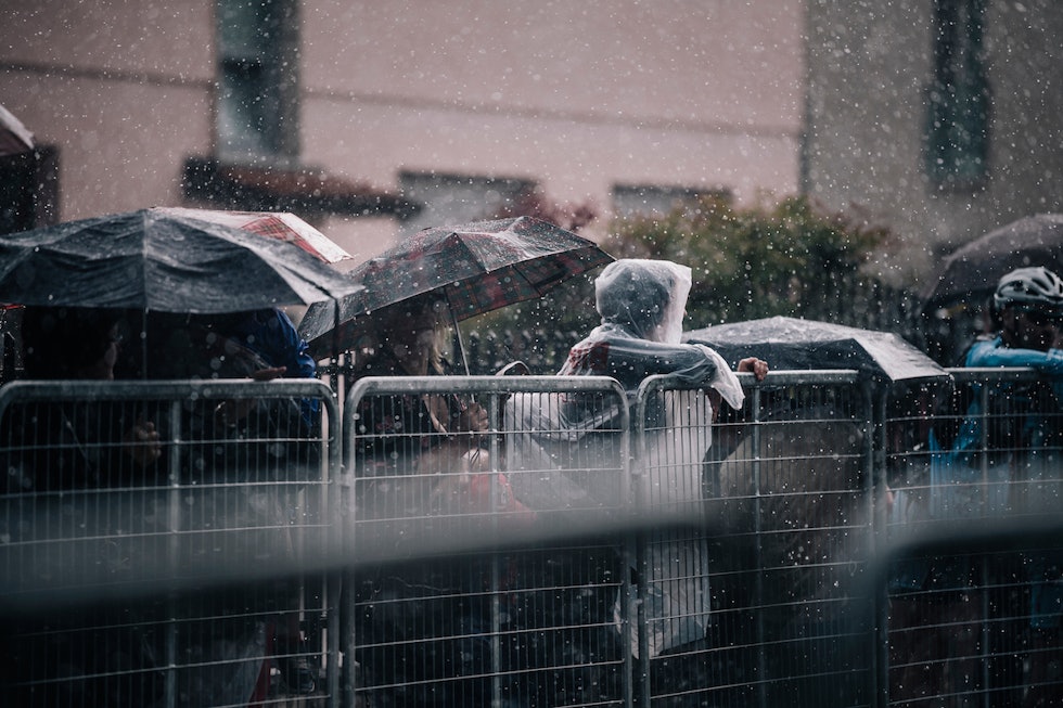 VÅTT: Tilskuerne venter i regnet, Paris-Nice 2013. Illustrasjonsfoto, Kristof Ramon. VÅTT: Tilskuerne venter i regnet, Paris-Nice 2013. Illustrasjonsfoto, Kristof Ramon.