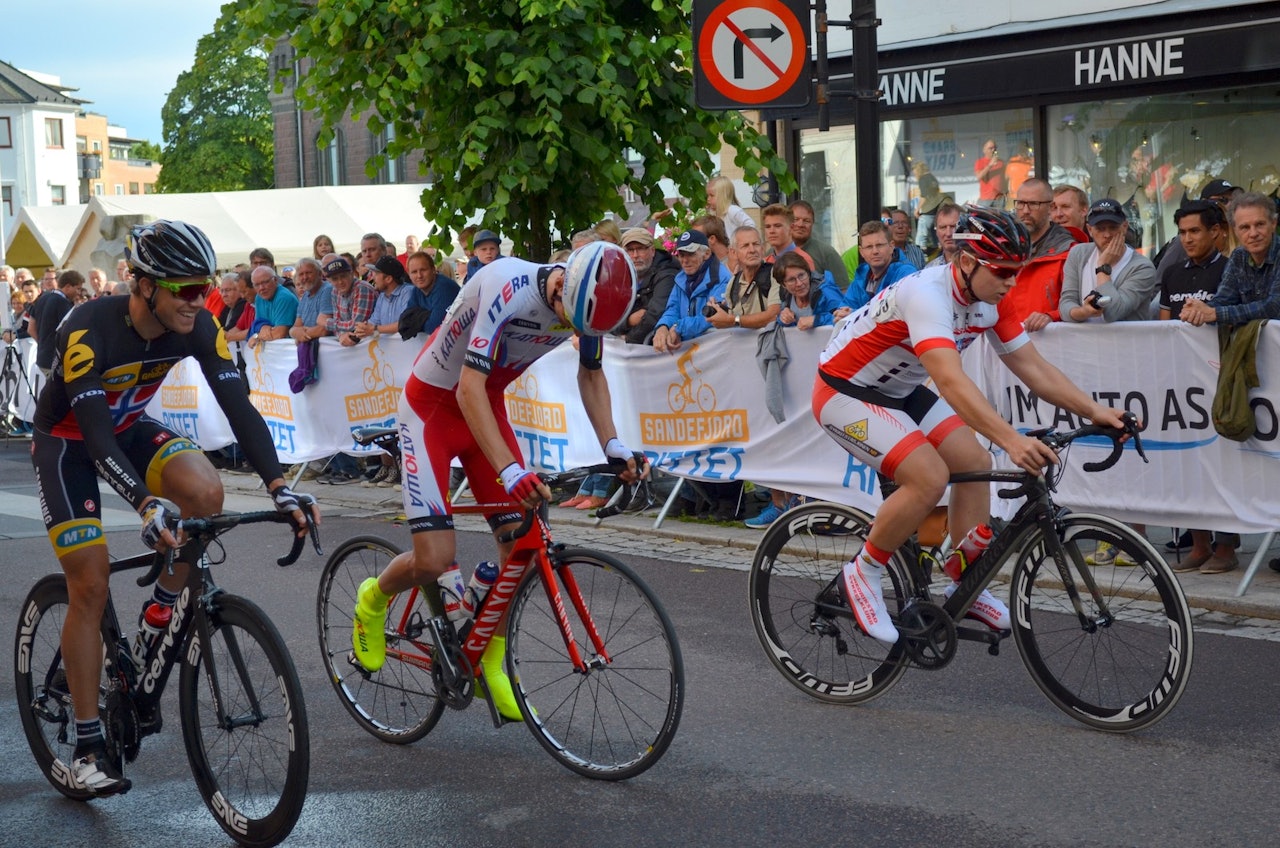 GLISTE FØR START: Men Edvald Boasson Hagen fikk en tøff dag på jobben i Sandefjord GP. Foto: Peter Andreas Prydz Gørbitz. GLISTE FØR START: Men Edvald Boasson Hagen fikk en tøff dag på jobben i Sandefjord GP. Foto: Peter Andreas Prydz Gørbitz.