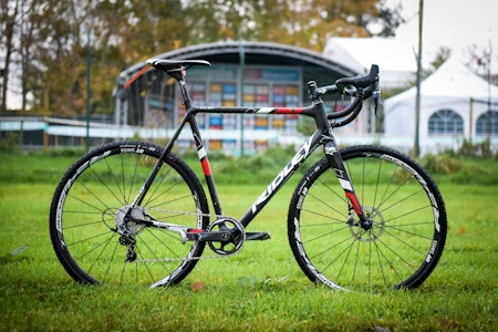 MADE IN BELGIUM: Denne sykkelen trives best på et jorde i Belgia, kjørt av en som vet å krosse som en proff.   MADE IN BELGIUM: Denne sykkelen trives best på et jorde i Belgia, kjørt av en som vet å krosse som en proff.