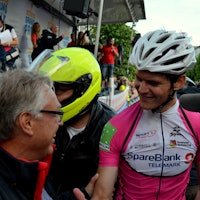Seierherren Syver Wærstedt gratuleres av sykkelpresident Harald Tiedemann-Hansen, som forøvrig hadde bursdag. Gratulerer til begge! 