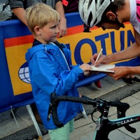 Vinner man sykkelritt må man skrive autografer, enten du er proff eller ikke. 
