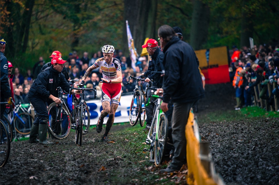 KATTEVASK: Klaas Vantournout bytter sykkel før siste halvannen runde av Superprestige Gavere.