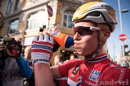 FERDIG: Andreas Leknessund fikk kjørt seg i juniorrittet, og veltet også i feltet på oppløpet. Foto: Henrik Alpers. FERDIG: Andreas Leknessund fikk kjørt seg i juniorrittet, og veltet også i feltet på oppløpet. Foto: Henrik Alpers.