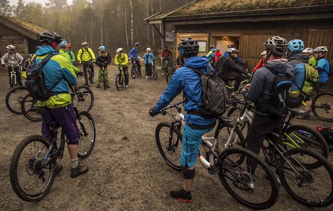 OPPMØTE: Rundt 60 syklister fra nært og fjernt møtte opp i Arendal. IMG_4200 copy