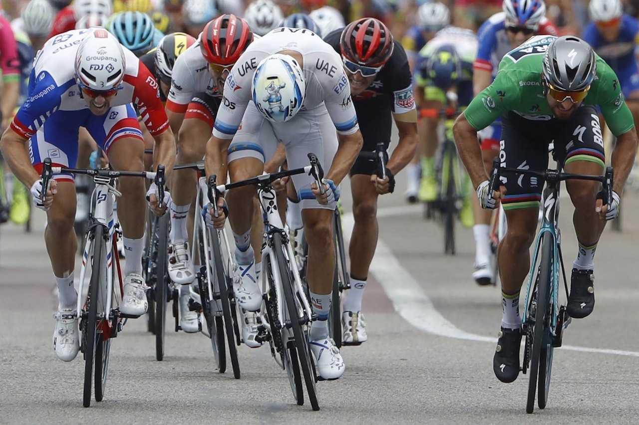 SÅ NÆRE: Alexander Kristoff (midten) gjorde alt riktig. Men verdensmester Peter Sagan (til høyre) gjorde det enda riktigere og skyter sykkelen først over streken. Foto: Cor Vos SÅ NÆRE: Alexander Kristoff (midten) gjorde alt riktig. Men verdensmester Peter Sagan (til høyre) gjorde det enda riktigere og skyter sykkelen først over streken. Foto: Cor Vos