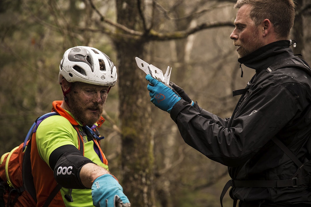 KNALL OG FALL: En festivaldeltaker får hjelp med å sette sammen hjelmen, etter en studie av lokalt jordsmonn. IMG_4209 copy