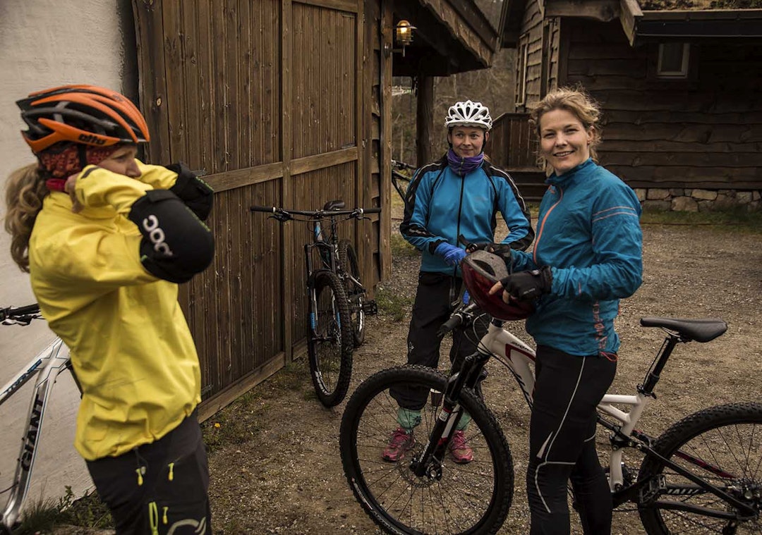 JENTER PÅ TUR: Flere jenter hadde også tatt turen til Arendal. IMG_4214 copy