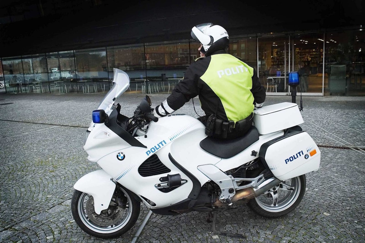 SLIPPER KURS: Personer som driver med trafikkdirigering i sitt yrke, slik som politifolk, trenger ikke lenger ta kurs for å dirigere trafikk under sykkelritt.  SLIPPER KURS: Personer som driver med trafikkdirigering i sitt yrke, slik som politifolk, trenger ikke lenger ta kurs for å dirigere trafikk under sykkelritt.