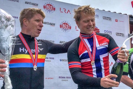 VM-KLARE: Regjerende temponorgesmester Martin Iversby (til høyre) og tidligere eliterytter Sondre Linstad-Hurum debuterer i masters-VM denne uka. Det har de trent målrettet mot i over to år. Foto: Hytera Road Team