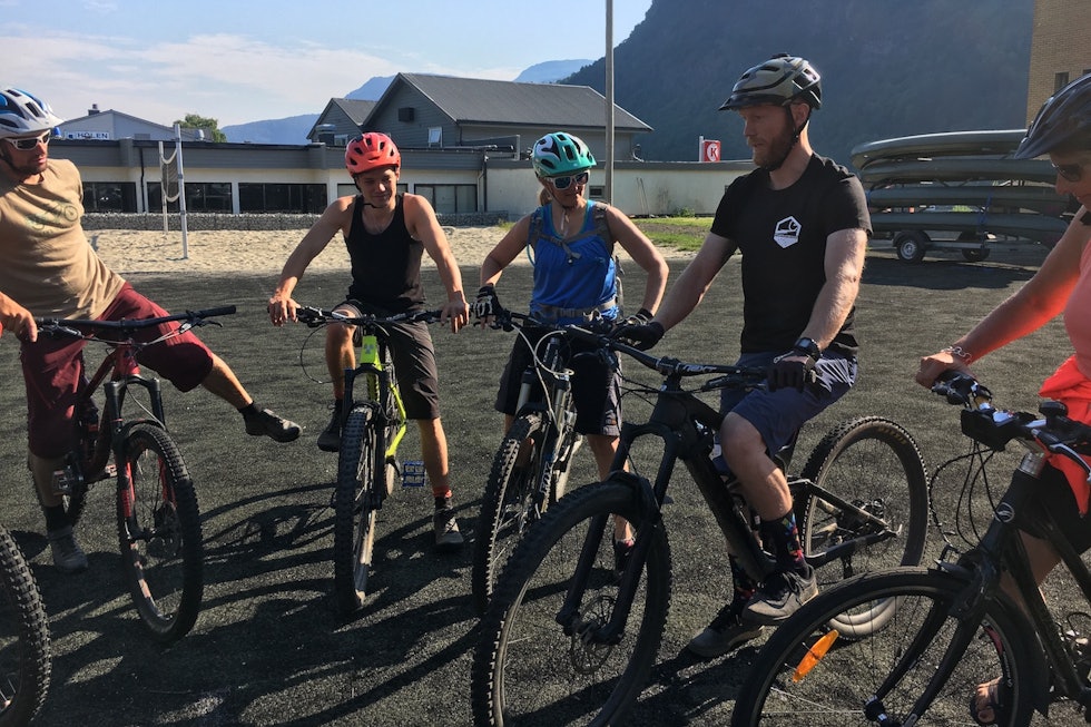 Kasper Madsen er en av instruktørene, her i aksjon på helgas kurs i Sogndal. Foto: NMIG Kasper Madsen Guidekurs Sogndal - June 2018 - Foto Rikke Westvig 1400x933