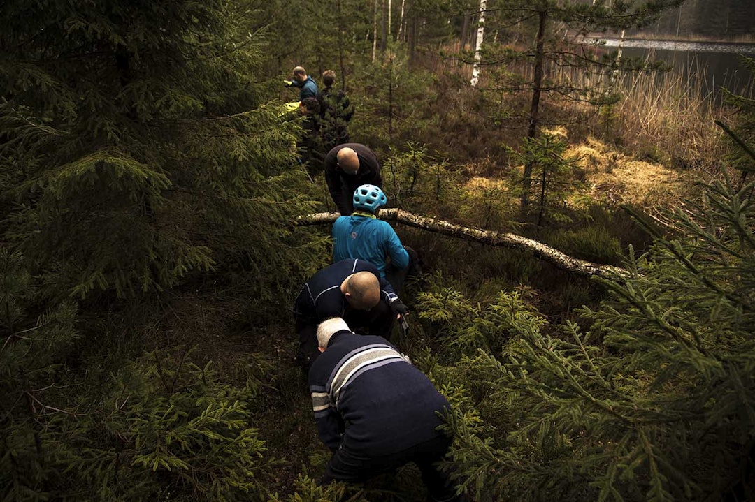 KURS: Syklistene i Arendal Singletrack kan mer om stibygging enn de fleste. De som ønsket, fikk lære stibyggertips. IMG_4216 copy
