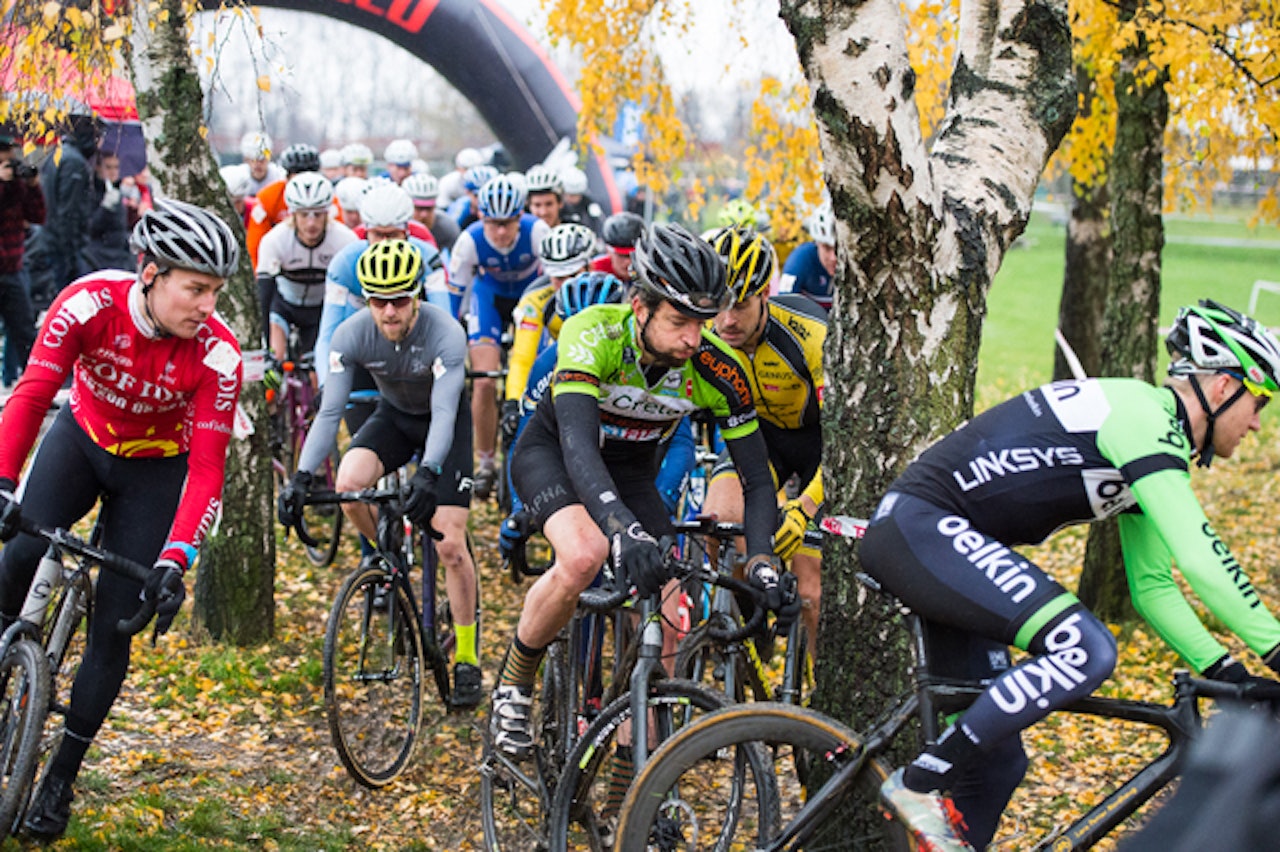 HEKTISK: Det ble trangt da feltet entret bjørketrærne. Lars Petter Nordhaug hadde en treg start, men jobbet seg raskt frem i tet og vant rittet. Foto: Espen Espevalen. HEKTISK: Det ble trangt da feltet entret bjørketrærne. Lars Petter Nordhaug hadde en treg start, men jobbet seg raskt frem i tet og vant rittet. Foto: Espen Espevalen.