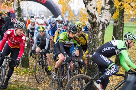 HEKTISK: Det ble trangt da feltet entret bjørketrærne. Lars Petter Nordhaug hadde en treg start, men jobbet seg raskt frem i tet og vant rittet. Foto: Espen Espevalen. HEKTISK: Det ble trangt da feltet entret bjørketrærne. Lars Petter Nordhaug hadde en treg start, men jobbet seg raskt frem i tet og vant rittet. Foto: Espen Espevalen.