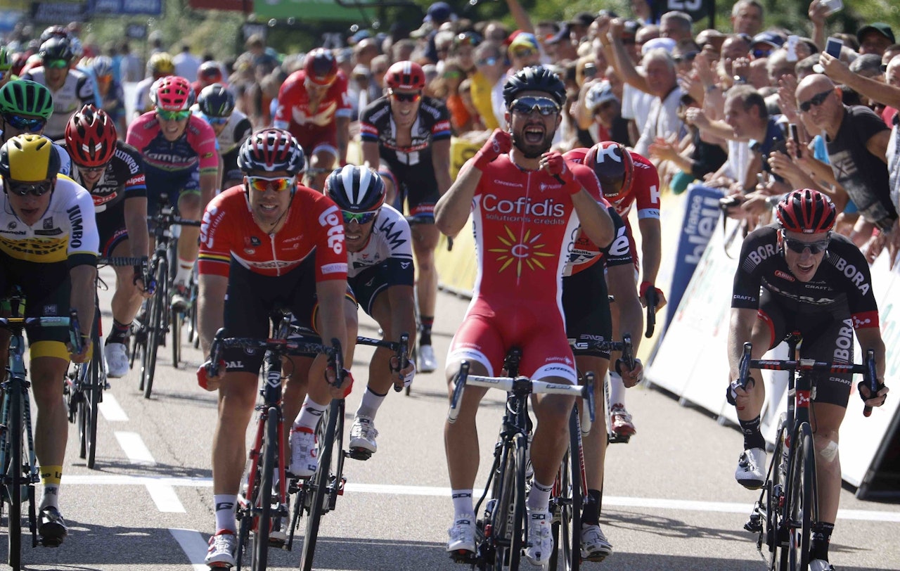Nacer Bouhanni viser frem bokseferdighetene etter å ha kjempet seg til seier. Foto: Cor Vos Nacer Bouhanni viser frem bokseferdighetene etter å ha kjempet seg til seier. Foto: Cor Vos