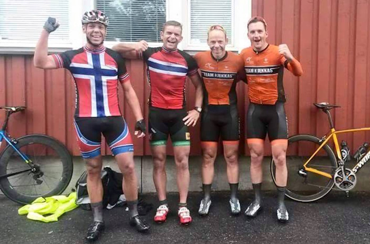 PER CHRISTIAN EIDEVIK (nummer tre fra venstre) gir hjelperytterne mye av æren for seieren på fellesstarten i Nordisk Mastermesterskap. Fra venstre: Thomas Brodersen, Roy Magne Storholm og Aleksander Stijelja. Foto: Privat PER CHRISTIAN EIDEVIK (nummer tre fra venstre) gir hjelperytterne mye av æren for seieren på fellesstarten i Nordisk Mastermesterskap. Fra venstre: Thomas Brodersen, Roy Magne Storholm og Aleksander Stijelja. Foto: Privat