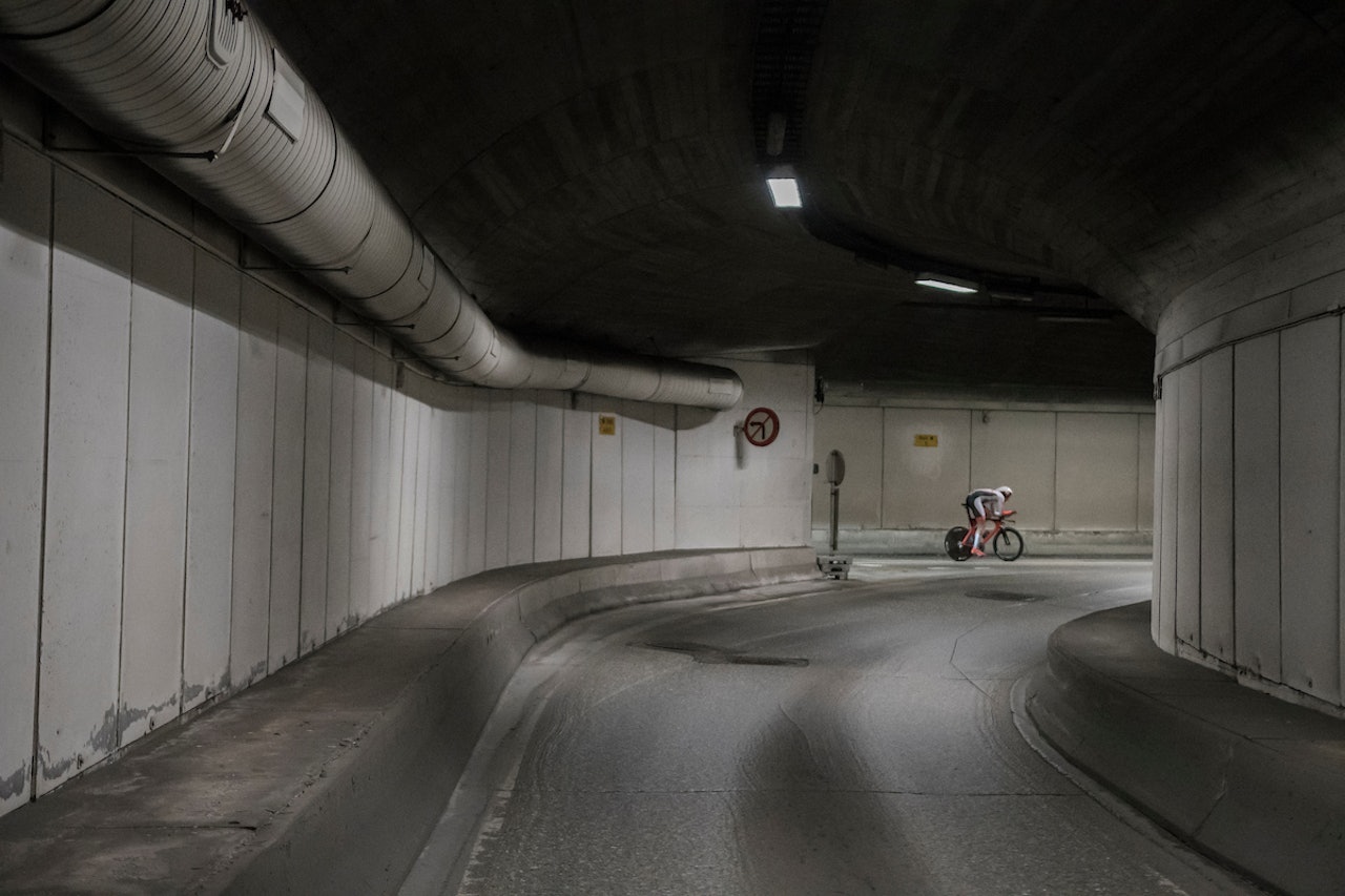 TUNNELSYN: Østerrikes Patrick Gamper blåser forbi i MU23-klassen TUNNELSYN: Østerrikes Patrick Gamper blåser forbi i MU23-klassen