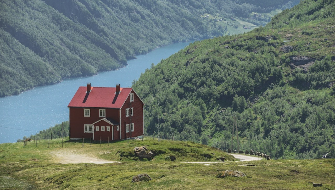 NORGE MITT NORGE: Utforkjøringen ned fra Røldalsfjellet er en stilstudie i nasjonalromantikk. 
