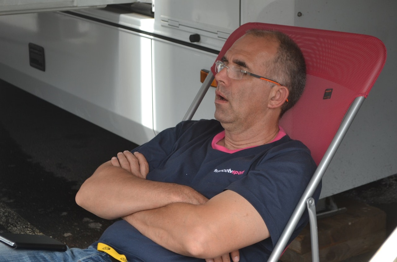 UTMATTET: Kollegaen vår fra fransk TV tar seg en lur før rytterne kommer i mål. Da er det nemlig bare å brygge seg en sterk kopp kaffe og ta på arbeidshanskene igjen. Foto: Marcus Liebold. UTMATTET: Kollegaen vår fra fransk TV tar seg en lur før rytterne kommer i mål. Da er det nemlig bare å brygge seg en sterk kopp kaffe og ta på arbeidshanskene igjen. Foto: Marcus Liebold.