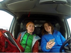 BILTUR: Kaja Marienborg og Trude Elde er glade i å kjøre bil. I hvert fall hvis de ender et sted de kan sykle. BILTUR: Kaja Marienborg og Trude Elde er glade i å kjøre bil. I hvert fall hvis de ender et sted de kan sykle.