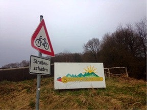 SO EIN PECH: Veiskader i sykkelfeltet skiltes i Tyskland. I Norge er de vel mer regelen .