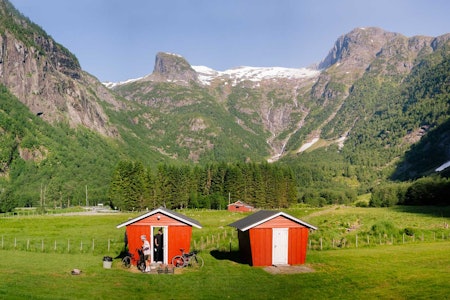DU OG JEG OG VI TO: Stort mer er det ikke i dalføret, enn disse to campinghyttene. DU OG JEG OG VI TO: Stort mer er det ikke i dalføret, enn disse to campinghyttene.