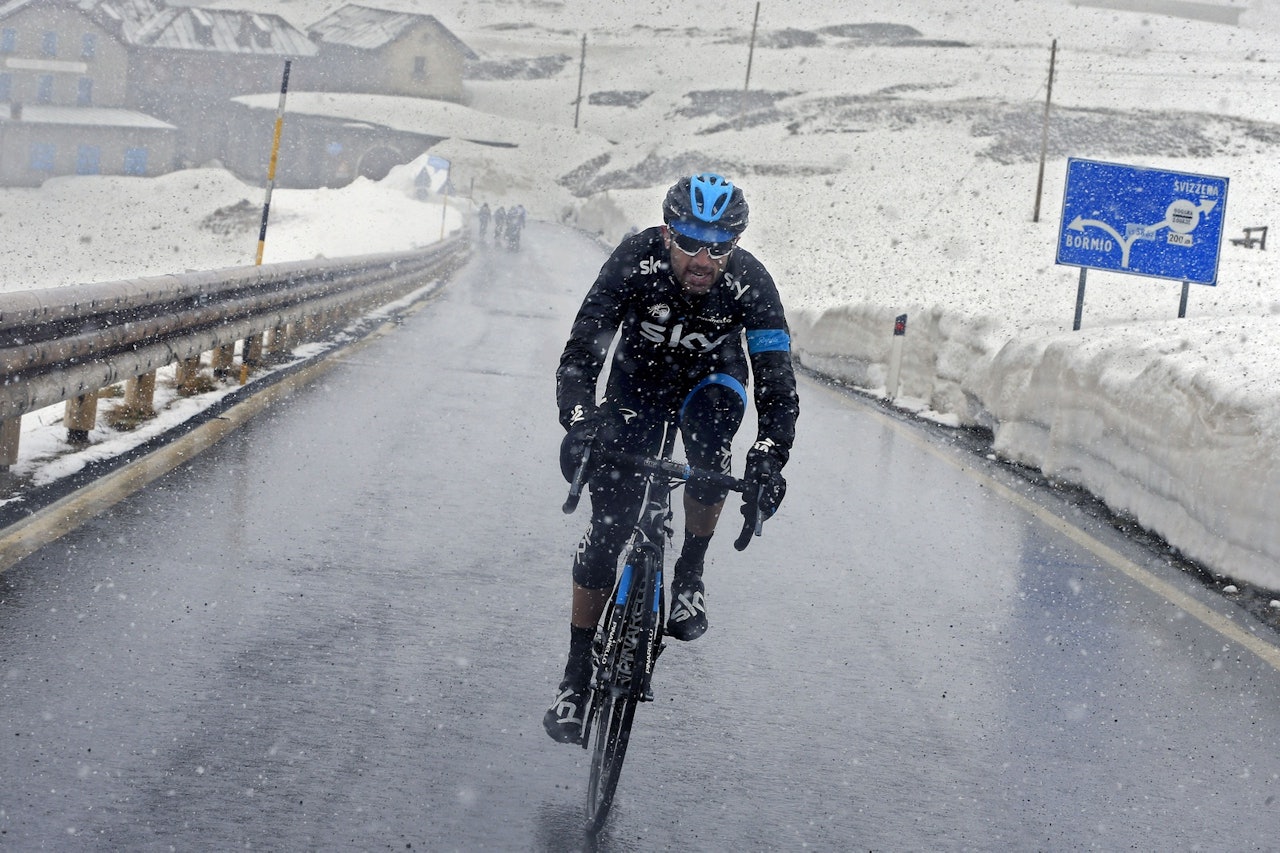 VELKLEDD I VINTER: Dario Cataldo har kledd seg godt under en snøfull etappe i årets Giro. Nye vinterklær er gull for motivasjonen når det er ruskevær. Foto: Cor Vos. 