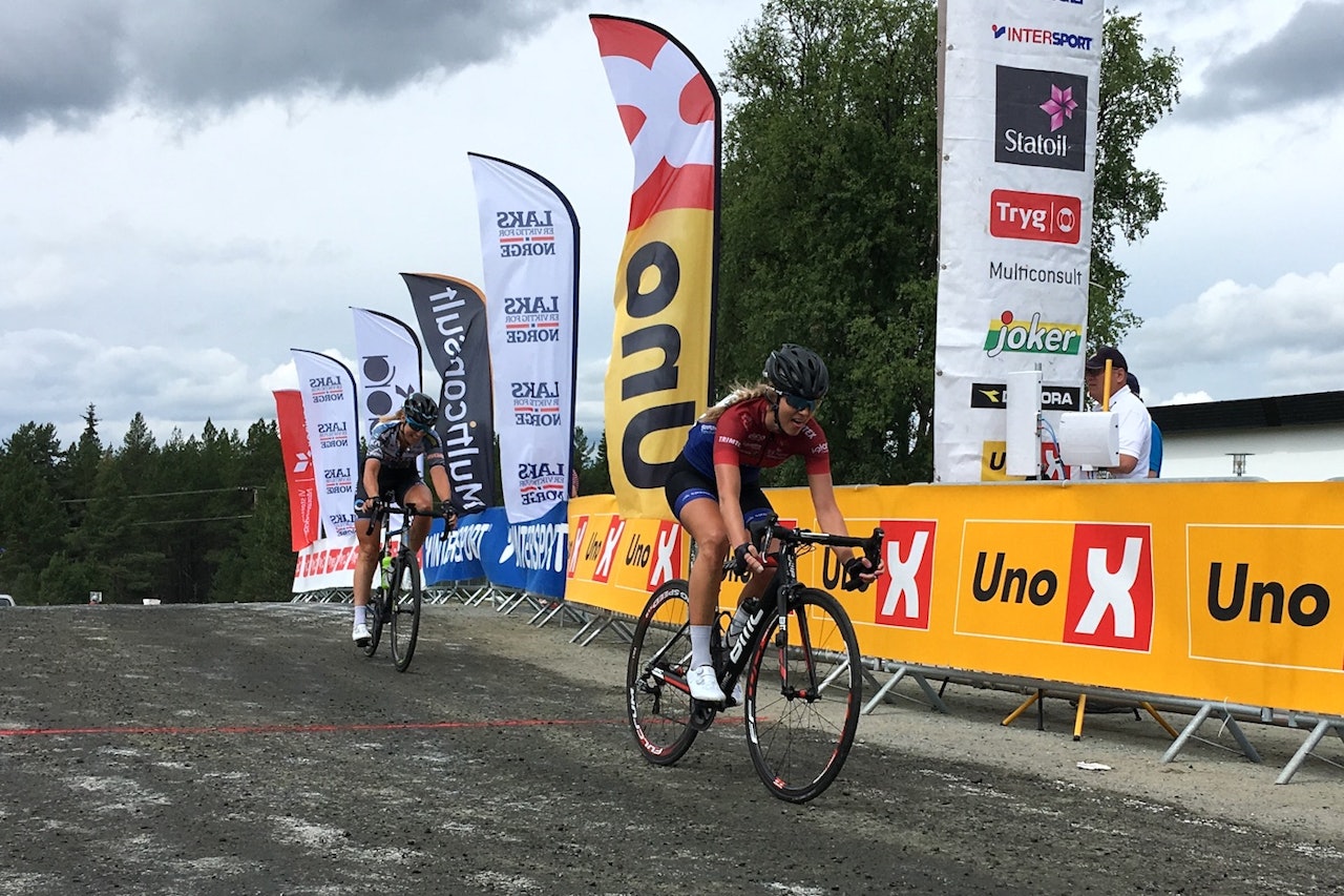 SPURTSEIER: Birgitte Ravndal tok innersvingen på oppløpet og spurtslo Julie Solvang på andre etappe av Tour de Hallingdal. Foto: Ingeborg Scheve