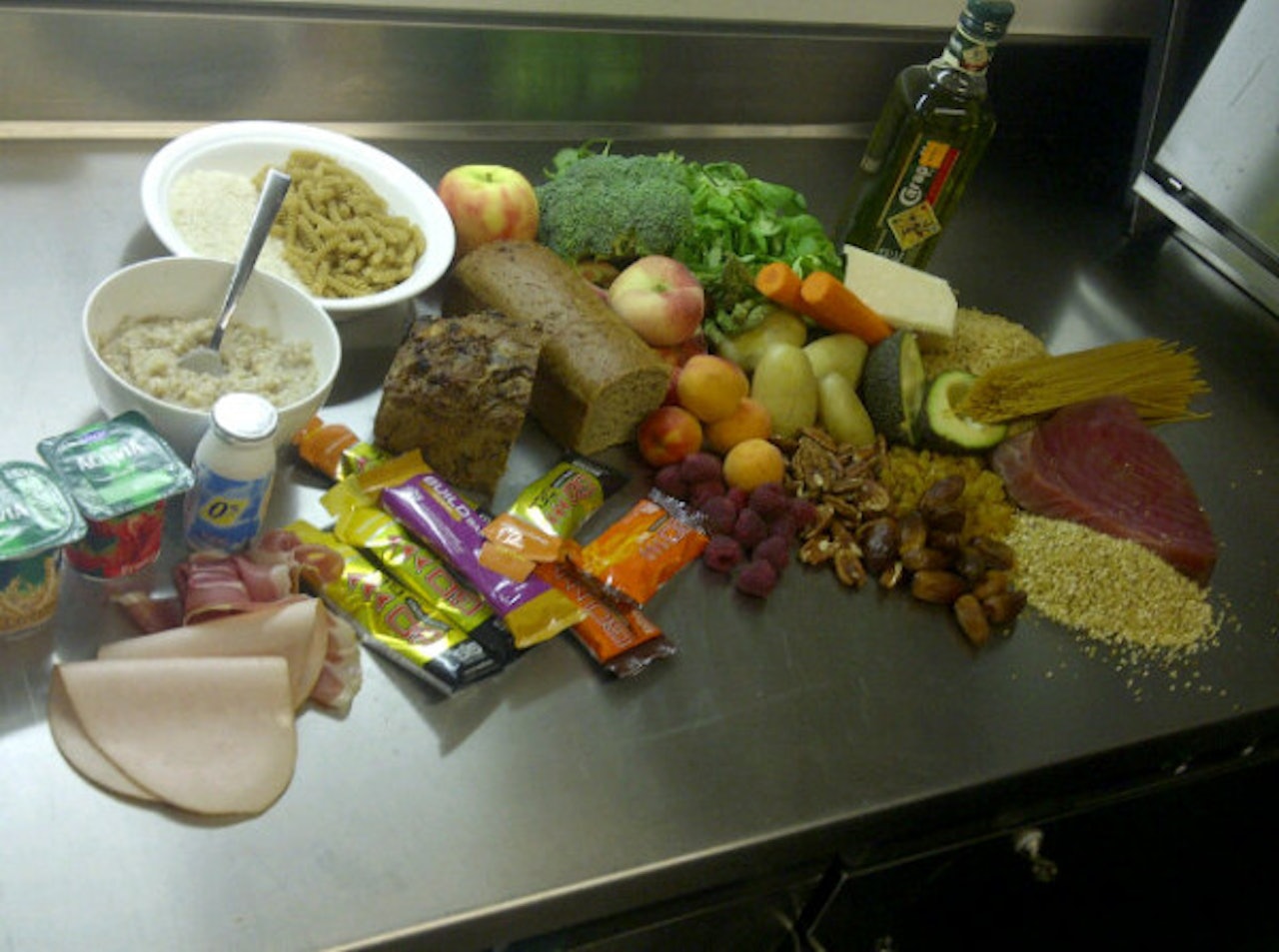 RIKTIG DRIVSTOFF: Lavkarbo er en dårlig løsning hvis målet er å henge med i svingene. Eller skiltspurten. Dette spiser en rytter på en dag av Tour de France. Foto: Creative Commons RIKTIG DRIVSTOFF: Lavkarbo er en dårlig løsning hvis målet er å henge med i svingene. Eller skiltspurten. Dette spiser en rytter på en dag av Tour de France. Foto: Creative Commons