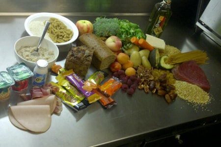 RIKTIG DRIVSTOFF: Lavkarbo er en dårlig løsning hvis målet er å henge med i svingene. Eller skiltspurten. Dette spiser en rytter på en dag av Tour de France. Foto: Creative Commons RIKTIG DRIVSTOFF: Lavkarbo er en dårlig løsning hvis målet er å henge med i svingene. Eller skiltspurten. Dette spiser en rytter på en dag av Tour de France. Foto: Creative Commons