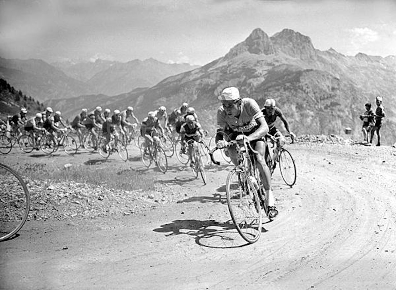 STOR SYKLIST: Jacques Anquetil er en av historiens største syklister, vel så meget som en av de galeste. Les boken om hans liv. Foto: Cor Vos. 