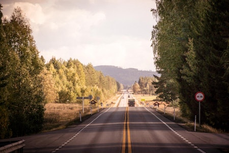 STARTRAMPE: Herfra og syv kilometer videre går det rett frem. I gamle dager gikk strekket ni kilometer rett frem. Foto: Henrik Alpers STARTRAMPE: Herfra og syv kilometer videre går det rett frem. I gamle dager gikk strekket ni kilometer rett frem. Foto: Henrik Alpers