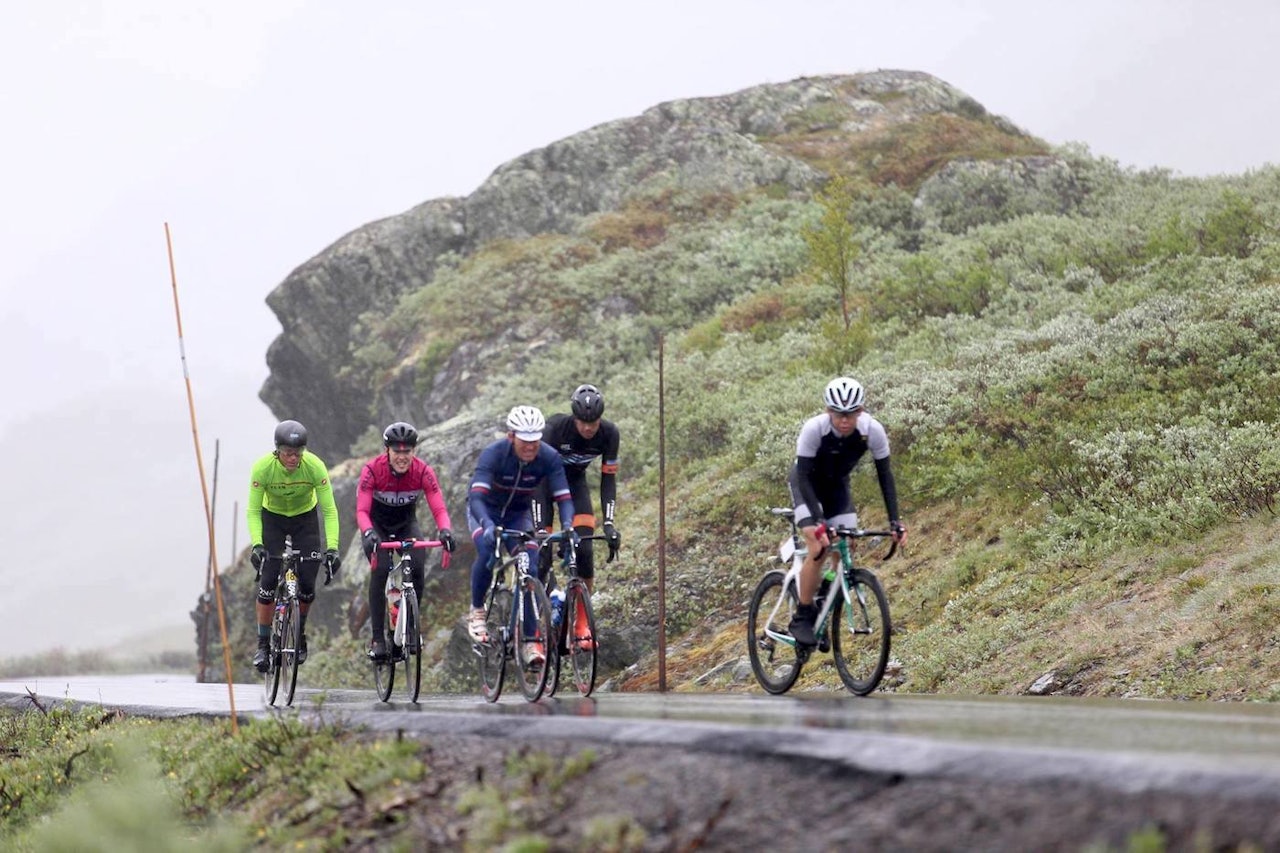 KALDT OG VÅTT: Jotunheimen Rundt 2017 endte med tredelt seier til Jo Nordskar, Johan Noraker Nossen og Atle Thoresen (fra venstre), men ingen løyperekord. Her med Jon Andreas Klokkehaug og Erno Kainulainen (til høyre). Foto: Ola Morken 