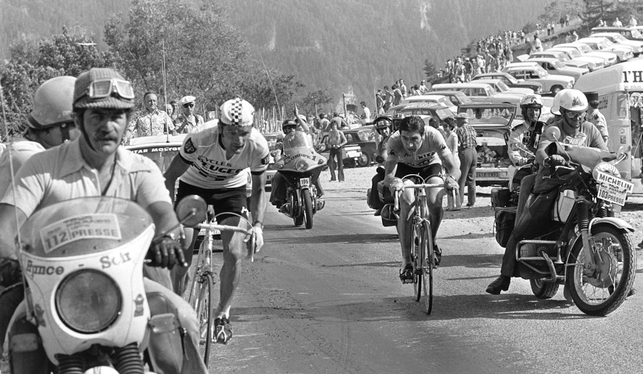 SLÅTT UT: På klatringen til Pra-Loup opplever Eddy Merckx (t.h.) sitt Waterloo. Foto: CORVOS.