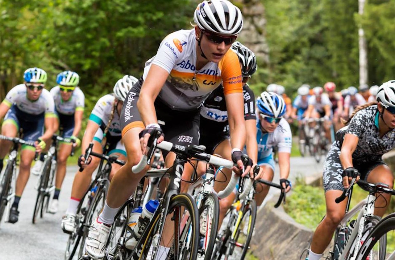 SATSER: Både rittarrangører som Ladies Tour of Norway, Norges Cykleforbund og UCI satser på damene, og det merkes for utøverne selv om det er langt igjen til gutta. Foto: Eventfotografene