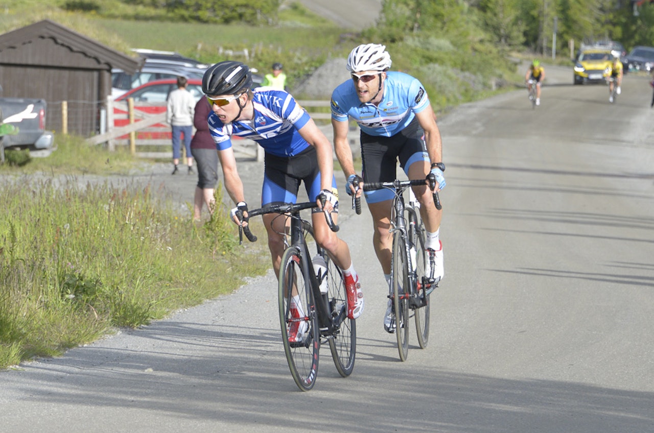 Jonas Ellingsen vant spurtoppgjøret til Storefjell foran Oddbjørn Klomset Andersen på fjerde etappe av Tour de Hallingdal. Foto: Børge Jensen