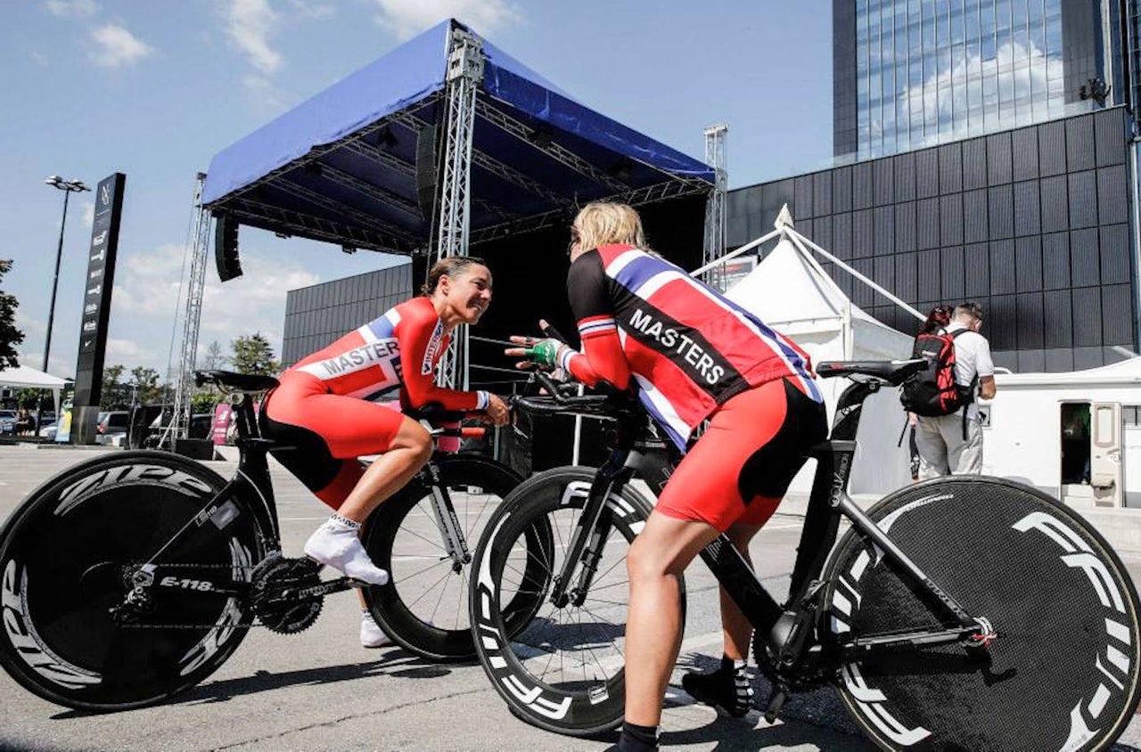 Kristin Falck (til venstre) vant også fredagens etappe i Tour de Hallingdal, mens Trine Hansen vant masterklassen og var nest raskeste dame uansett klasse. Her fra Masters VM i 2014. Foto: UCI Kristin Falck (til venstre) vant også fredagens etappe i Tour de Hallingdal, mens Trine Hansen vant masterklassen og var nest raskeste dame uansett klasse. Her fra Masters VM i 2014. Foto: UCI