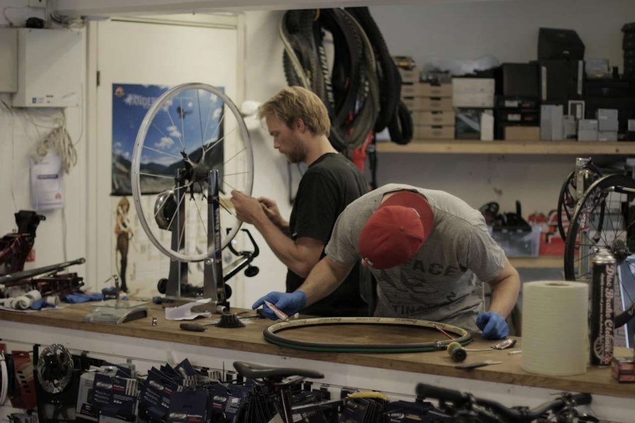 ALTMULIGMENN: Kjetil retter hjul og noen limer dekk. De fleste gutta på Raske tar alle slags jobber på egenhånd. ALTMULIGMENN: Kjetil retter hjul og noen limer dekk. De fleste gutta på Raske tar alle slags jobber på egenhånd.