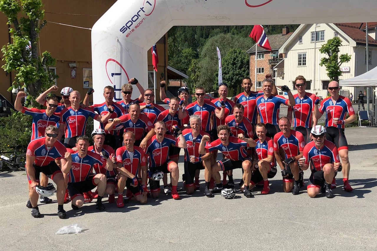 JUBEL: Endelig tok Rye Expressen løyperekorden på Randsfjorden Rundt fra rivalene i Aurora Borealis, som da het ATEA. Foto: Anne Sørvoll JUBEL: Endelig tok Rye Expressen løyperekorden på Randsfjorden Rundt fra rivalene i Aurora Borealis, som da het ATEA. Foto: Anne Sørvoll